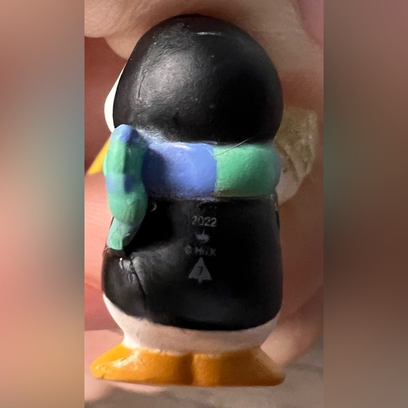 HALLMARK NEW 2022 PETITE PENGUINS A SNOWY TREAT # 7 IN SERIES Christmas ORNAMENT - Picture 8 of 10